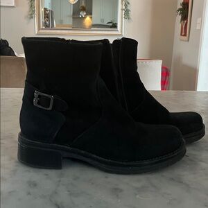 La Canadienne Black suede Camilla boot. They are waterproof boots 61/2.